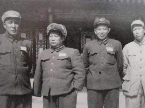 開國將軍中的兩對“翁婿將軍”，老丈人是不是必須向女婿敬禮？