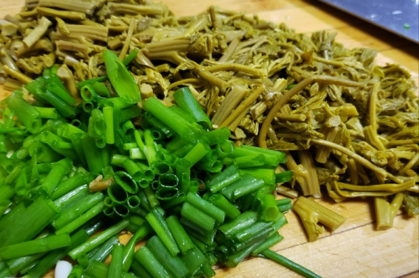 不同季節的樹上蔬菜，空閒時間採回來，換口味又安全