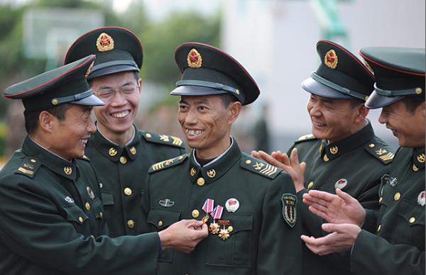 安徽兵王僅初中文化,入伍34年有召必回,退役後女兒繼承父業 安徽兵王僅初中文化,入伍34年有召必回,退役後女兒繼承父業