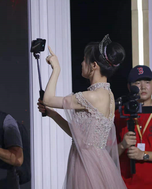 唐嫣真的是公主吧!穿碎鑽仙女裙戴王冠貴氣擋不住,幸福寫在臉上 唐嫣真的是公主吧!穿碎鑽仙女裙戴王冠貴氣擋不住,幸福寫在臉上