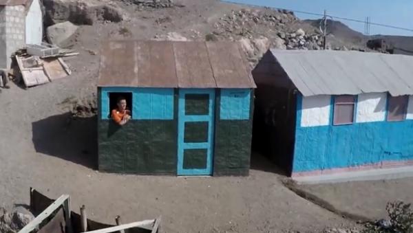 非洲天才手藝人,用汽油桶建房子,幾個小時就建好一棟“小別墅” 非洲天才手藝人,用汽油桶建房子,幾個小時就建好一棟“小別墅”