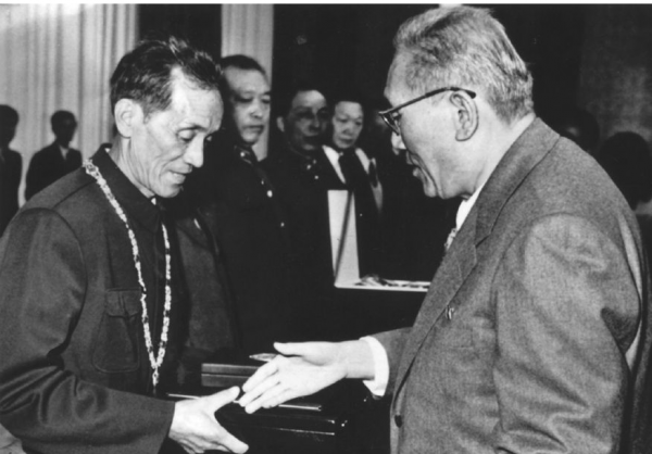 80年，金日成來中國訪問，向鄧小平打聽一人下落：我們都很牽掛他