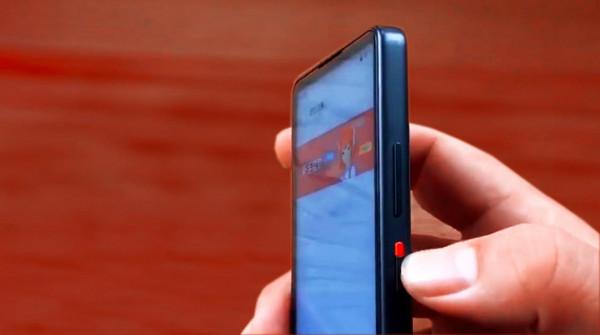 在2021年上手一款外形像遙控器的手機，精緻的全面屏，體驗很贊