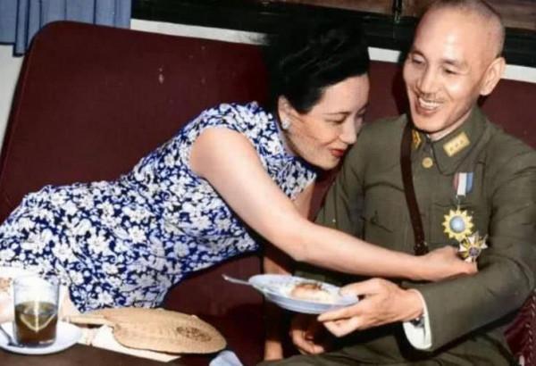 蔣介石請吃飯，王耀武酒後表示死守濟南，回去即送走老婆轉移財產