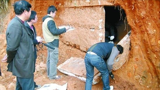 1976年陝西挖出秦公墓，葬式為高等級的黃腸題湊，墓內還有殉葬者