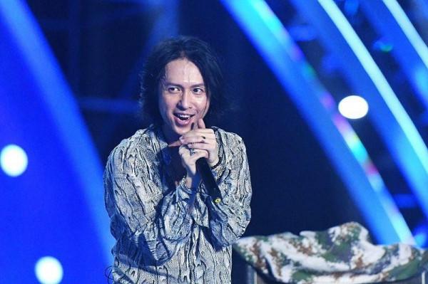 張淇太有魅力了,身材挺拔比例完美,穿黑褲很有音樂人的個性 張淇太有魅力了,身材挺拔比例完美,穿黑褲很有音樂人的個性