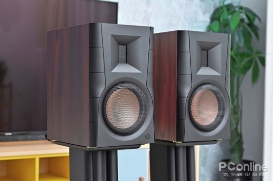 看看顏值功能全線上的惠威音響,瞬間將你的客廳變成歌影廳 看看顏值功能全線上的惠威音響,瞬間將你的客廳變成歌影廳