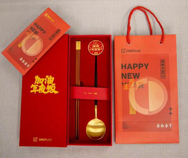 一加10PRO真機實拍圖，胡歌和周迅太帥了！一加團年餐具喜歡嗎？