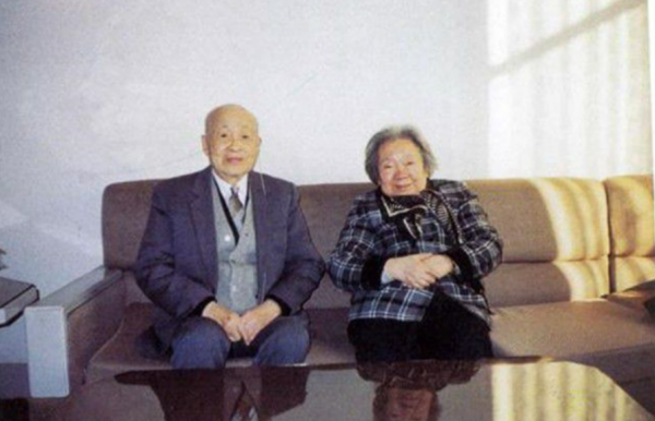 2003年，著名數學家蘇步青在上海逝世，身上裝著一張日本女士照片
