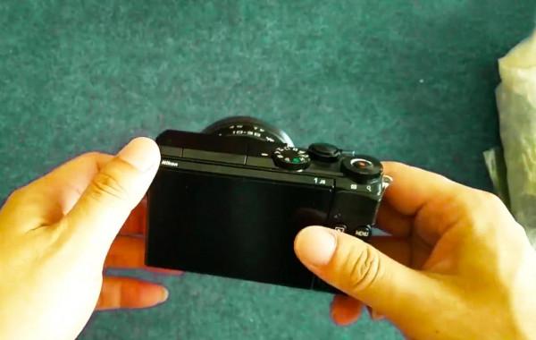 從抽屜拿出四年前的微單，這款尼康J5，有幾個功能體驗和手機很像