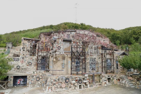 自我放逐27年,于振立在大黑山為自己造了座“墳墓”| 藝術栗子 自我放逐27年,于振立在大黑山為自己造了座“墳墓”| 藝術栗子