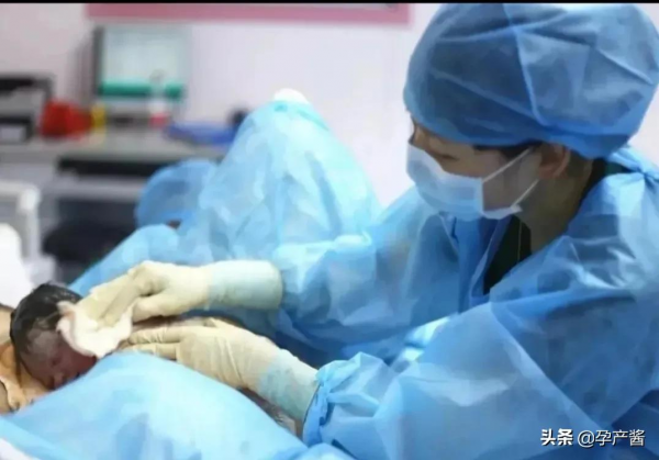 我在凌晨2點左右順利生下女寶一枚，重6斤6兩，於是取名為小66