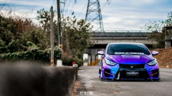 這臺現代Elantra有點獨特