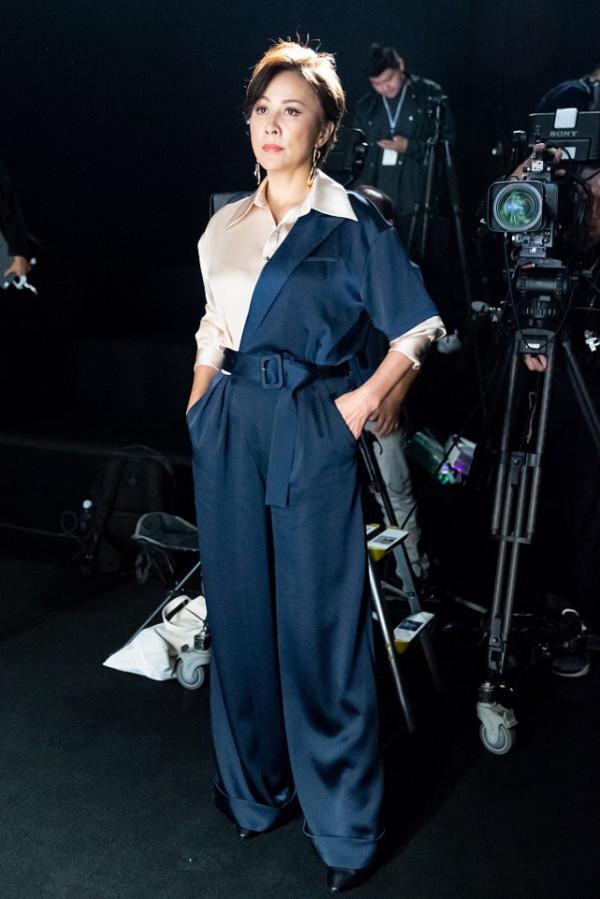 劉嘉玲的氣場真不白給，穿得素淡和楊千嬅夫婦同框，反而很高貴