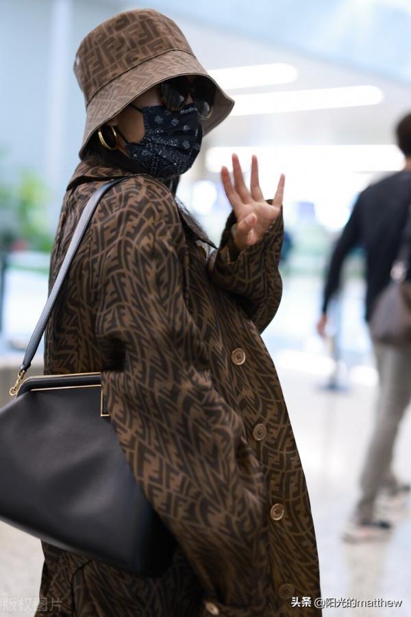 吉克雋逸身穿印花風衣搭緊身褲時尚大氣，獨自走在機場範兒十足