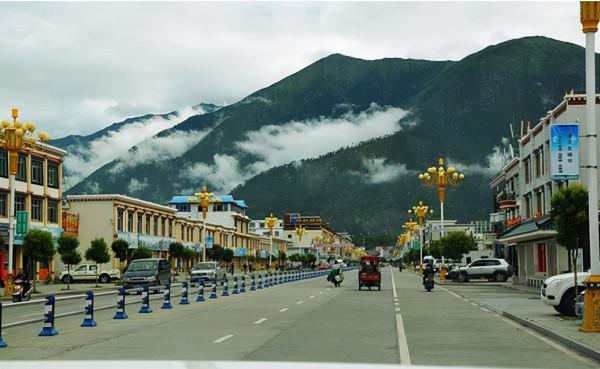 西藏有個不起眼的小鎮,常住人口僅有幾十戶,卻擁有30多家賓館 西藏有個不起眼的小鎮,常住人口僅有幾十戶,卻擁有30多家賓館