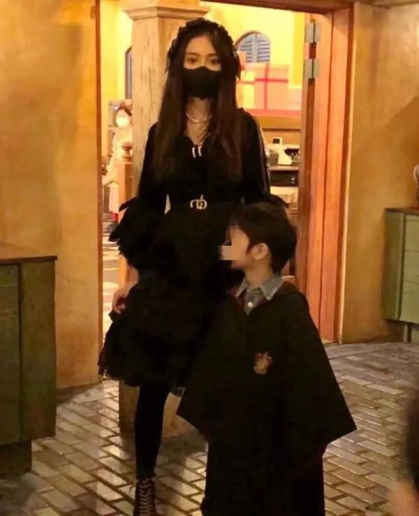 Baby獨自帶兒子過萬聖節，小海綿五官神似黃曉明，母子玩遊戲氣氛溫馨