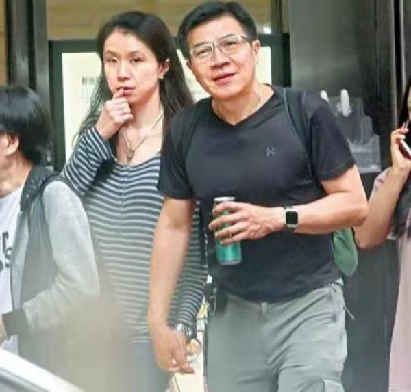 2015年，一位香港教授將2個瑜伽球放入車內，毒死了妻子和女兒