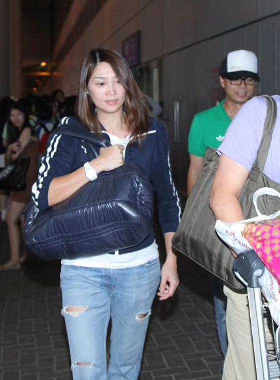 李克勤老婆素顏就敢出門，運動風造型時髦減齡，會打扮就是自信