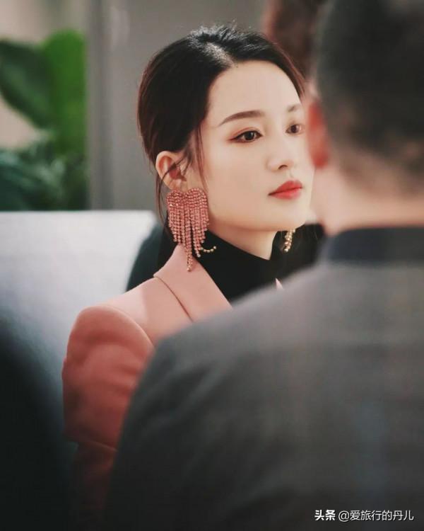 李沁穿搭太有少女感了！粉色西裝搭配粉色流蘇大耳環，精緻又優雅