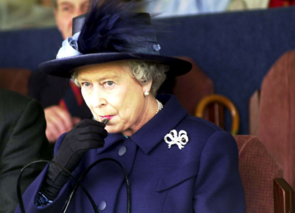 93歲女王冬天也光腿，比小21歲的卡米拉優雅，現今卻不得不用柺杖