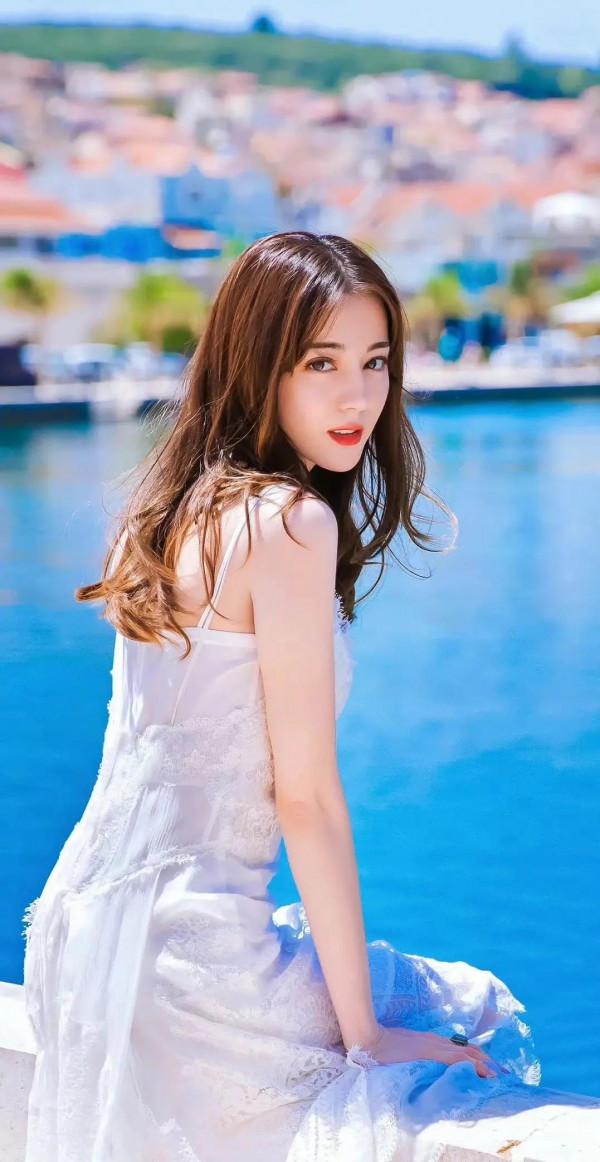 迪麗熱巴禮服造型溫柔知性