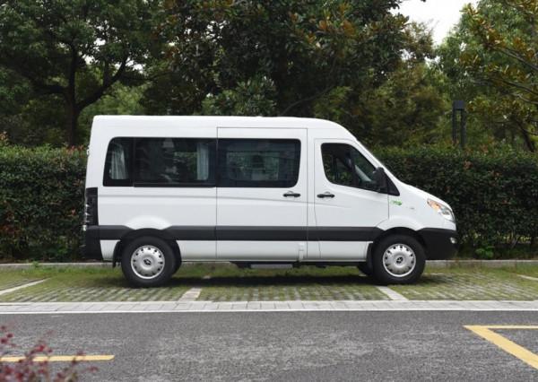 江淮一直致力於輕客，推出的星銳國六版，內飾很素但很實用