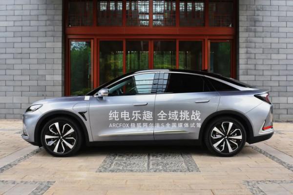 不止滿滿科技感，試駕極狐阿爾法S：豪華感十足，行駛品質出眾