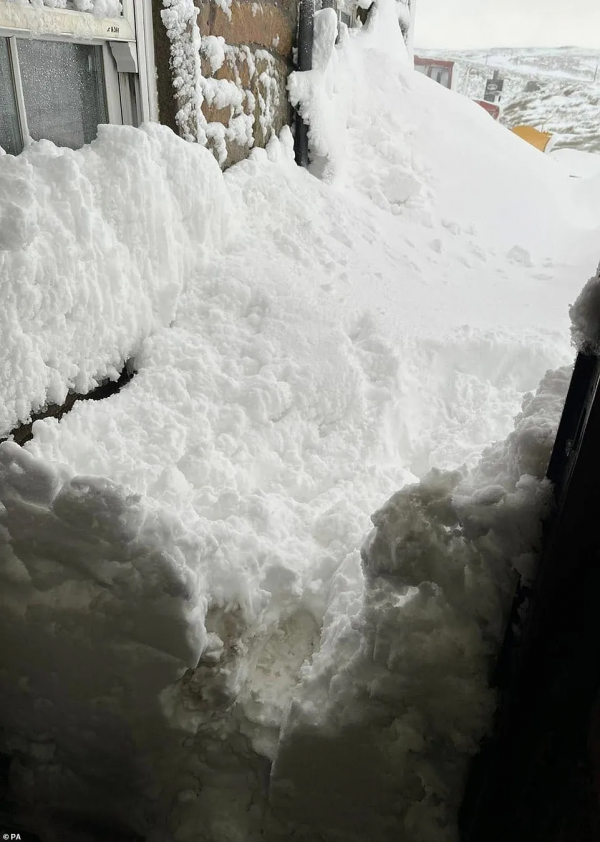 突發大雪把60個人困在英國酒吧三天，被困群眾：根本不想走