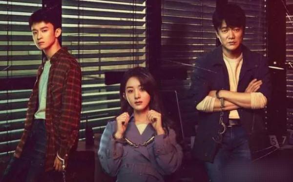 《誰是兇手》一點都不懸疑，兇手早就出現了，就在片頭的相框裡