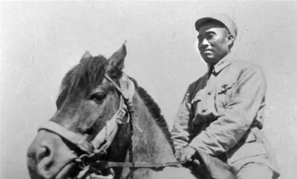 八路軍即將被包圍，一隊騎兵趕來援救，而來者張明堂卻是昨日仇敵