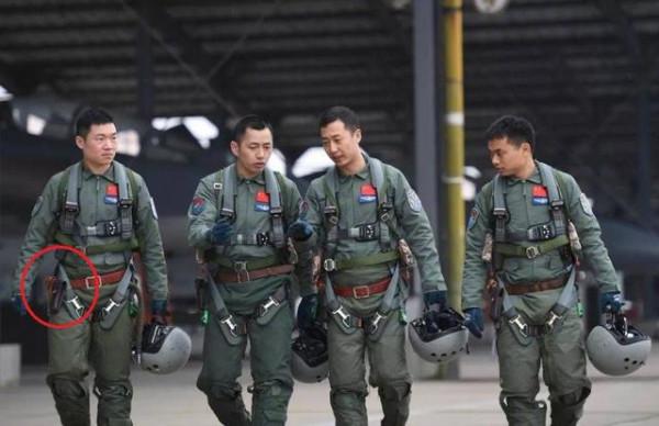 美俄飛行員都標配自動步槍，中國飛行員只配手槍，自衛是否夠用？