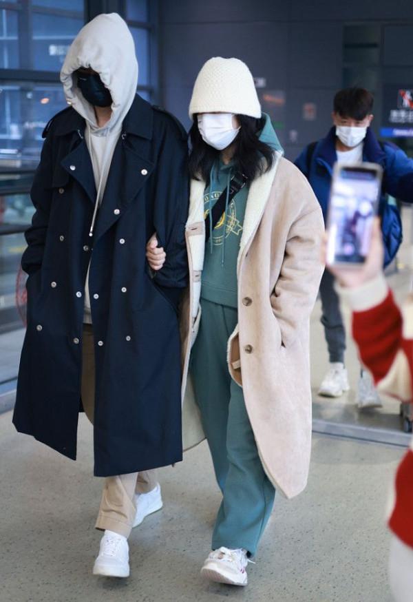 張傑夫婦風波後首次走機場，包裹嚴實看不見臉，謝娜藏身後太小巧