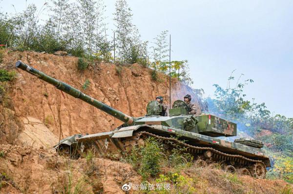 大片！坦克霸氣進擊