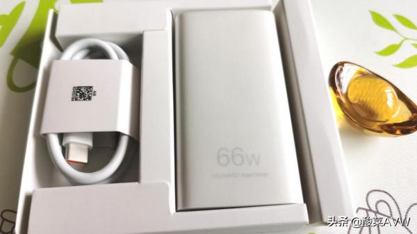 華為超薄氮化鎵充電頭開箱!纖薄小巧、氮化鎵技術、多裝置支援 華為超薄氮化鎵充電頭開箱!纖薄小巧、氮化鎵技術、多裝置支援