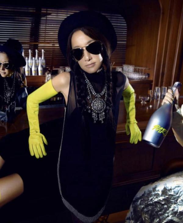 “婚紗女王”王薇薇現身紅毯，72歲身材苗條，生圖暴露真實年紀