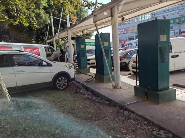 新能源充電樁,充滿電不開走的,是不是也要收費?看著氣人呀 新能源充電樁,充滿電不開走的,是不是也要收費?看著氣人呀