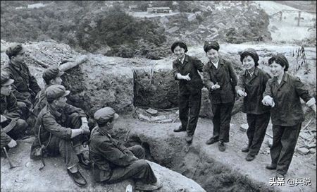 老山大戰，炮兵首長慰問通訊女兵，點名要看一看&OpenCurlyDoubleQuote;03號&rdquo;是誰