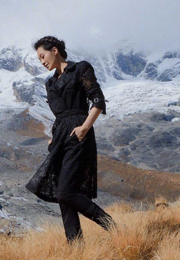 52歲許晴真年輕，穿紅大衣配長靴開心大笑，見識到了真正的氣質美