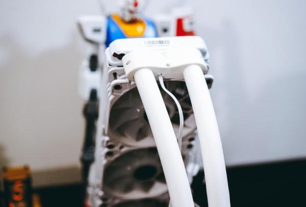 能壓住不關AVX512的i7 11700K!這款喬思伯水冷的秘訣是RGB水管? 能壓住不關AVX512的i7 11700K!這款喬思伯水冷的秘訣是RGB水管?