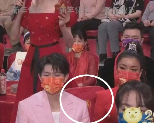 春晚明星搞笑瞬間：陳寶國隔口罩摳鼻子，張韶涵李榮浩大眼瞪小眼