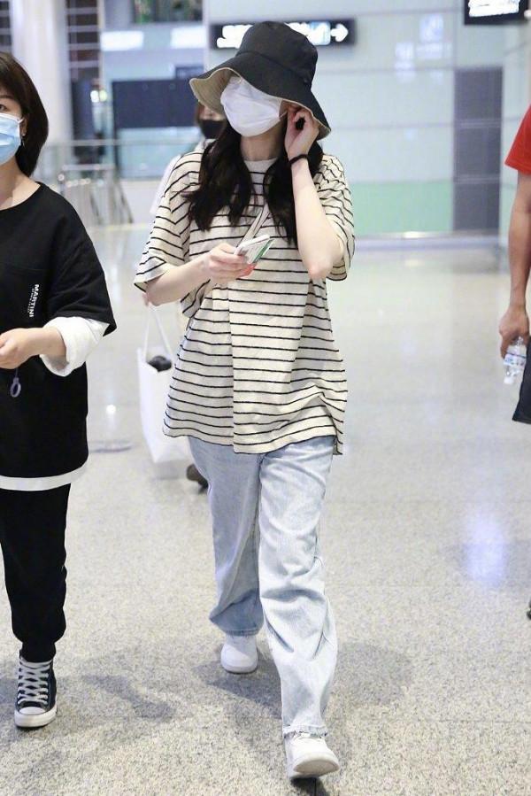 譚松韻真的不是00後？穿條紋T恤配半身裙走機場，嫩得像個高中生