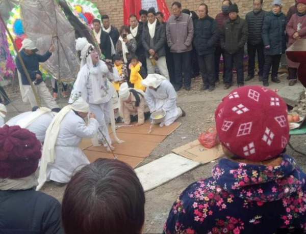 河南&OpenCurlyDoubleQuote;哭靈人&rdquo;武會霞：每年至少哭70場磕頭上萬次，年入幾萬元