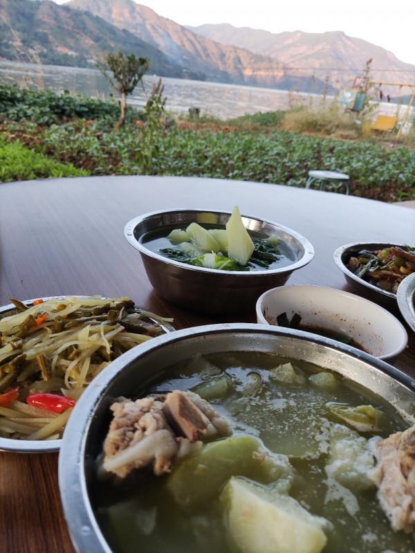 梅子姐又玩路亞又玩手竿，痴迷釣魚連老公的年假也用上了