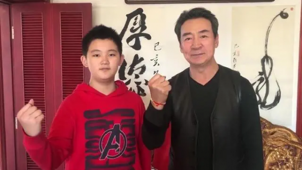 該抱孫子的年紀當了爹,5位明星老來得子,白髮蒼蒼還要賺錢養娃 該抱孫子的年紀當了爹,5位明星老來得子,白髮蒼蒼還要賺錢養娃