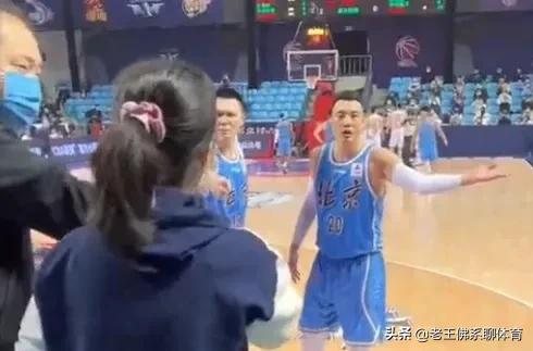 首鋼球員和記者對罵籃協該出手管管了，裁判成為比賽的不定因素