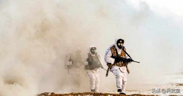 國內冬季單兵裝備亮相？新防寒服反穿就是雪地偽裝，還有經典軍帽