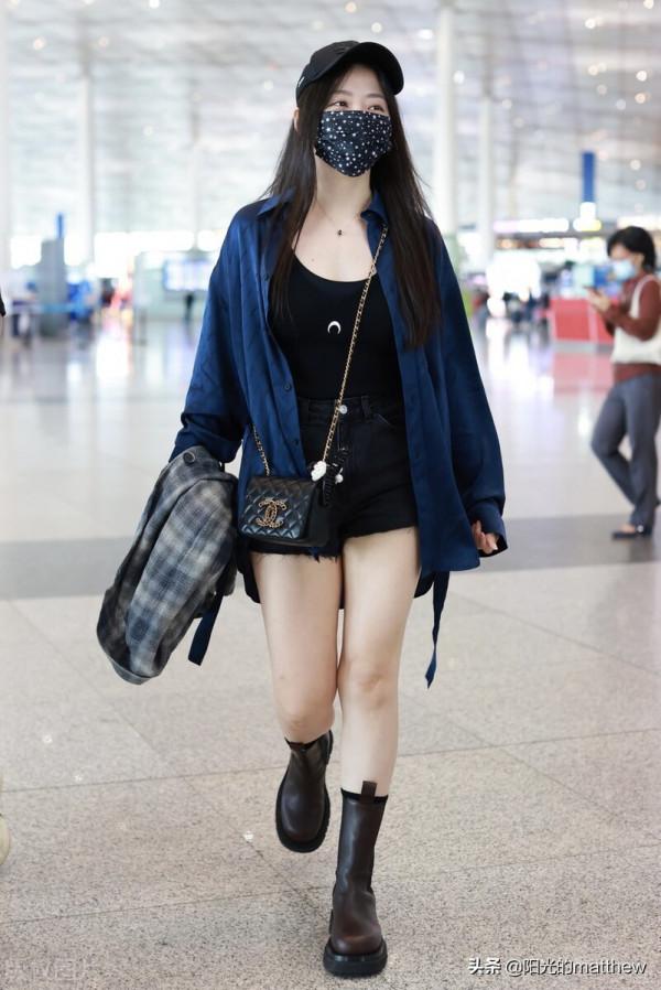 街拍:張靚穎藍色外套+黑色短褲+鏈條包+黑色短靴帥氣迷人 街拍:張靚穎藍色外套+黑色短褲+鏈條包+黑色短靴帥氣迷人