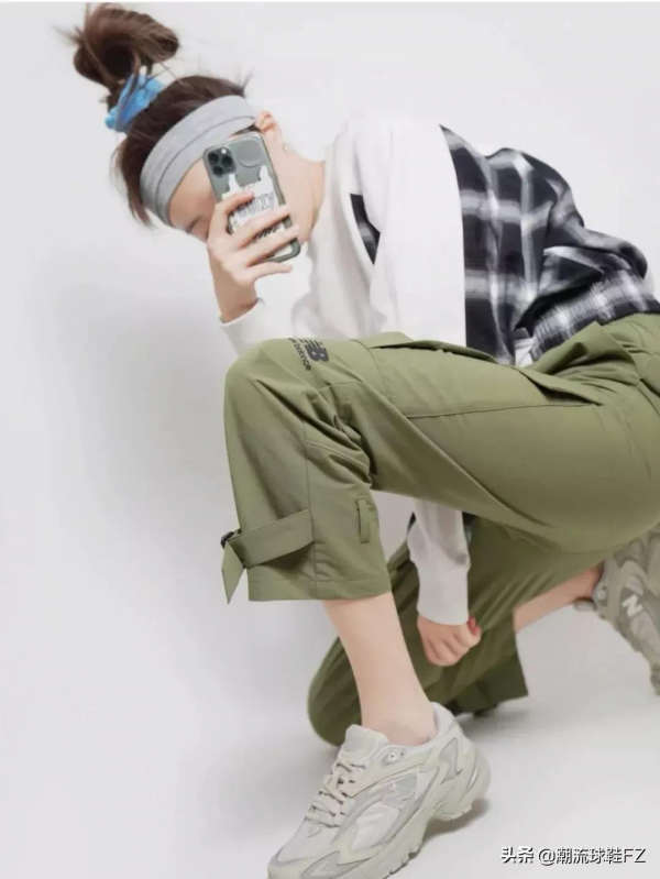 今年的黑馬跑鞋是IU李知恩腳上這雙New Balance 725？