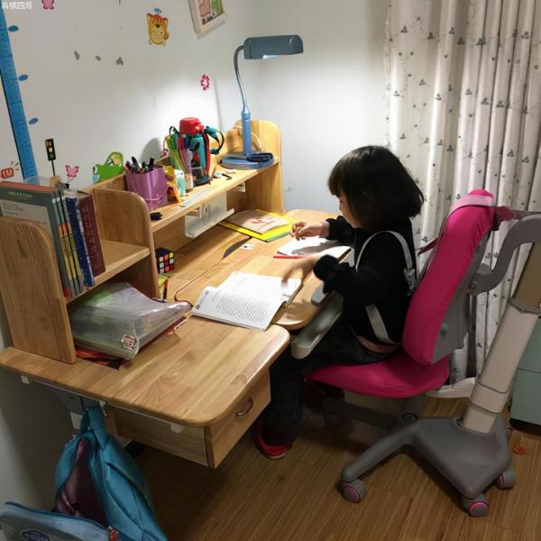 新房裝修,孩子學習桌放在哪裡最合適?聽聽“獎狀牆”媽媽怎麼說 新房裝修,孩子學習桌放在哪裡最合適?聽聽“獎狀牆”媽媽怎麼說